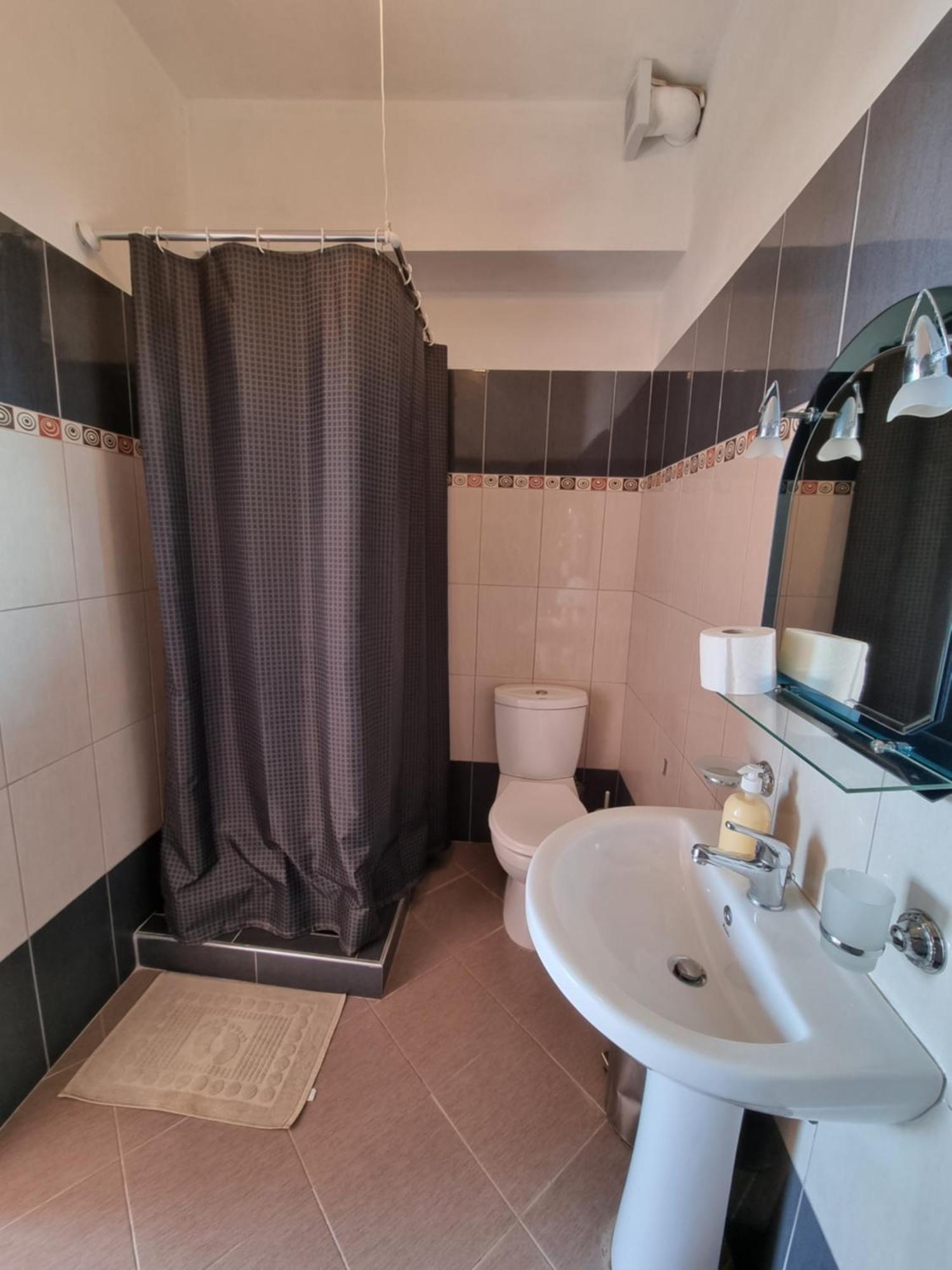 Let Rooms Lukova Eksteriør billede