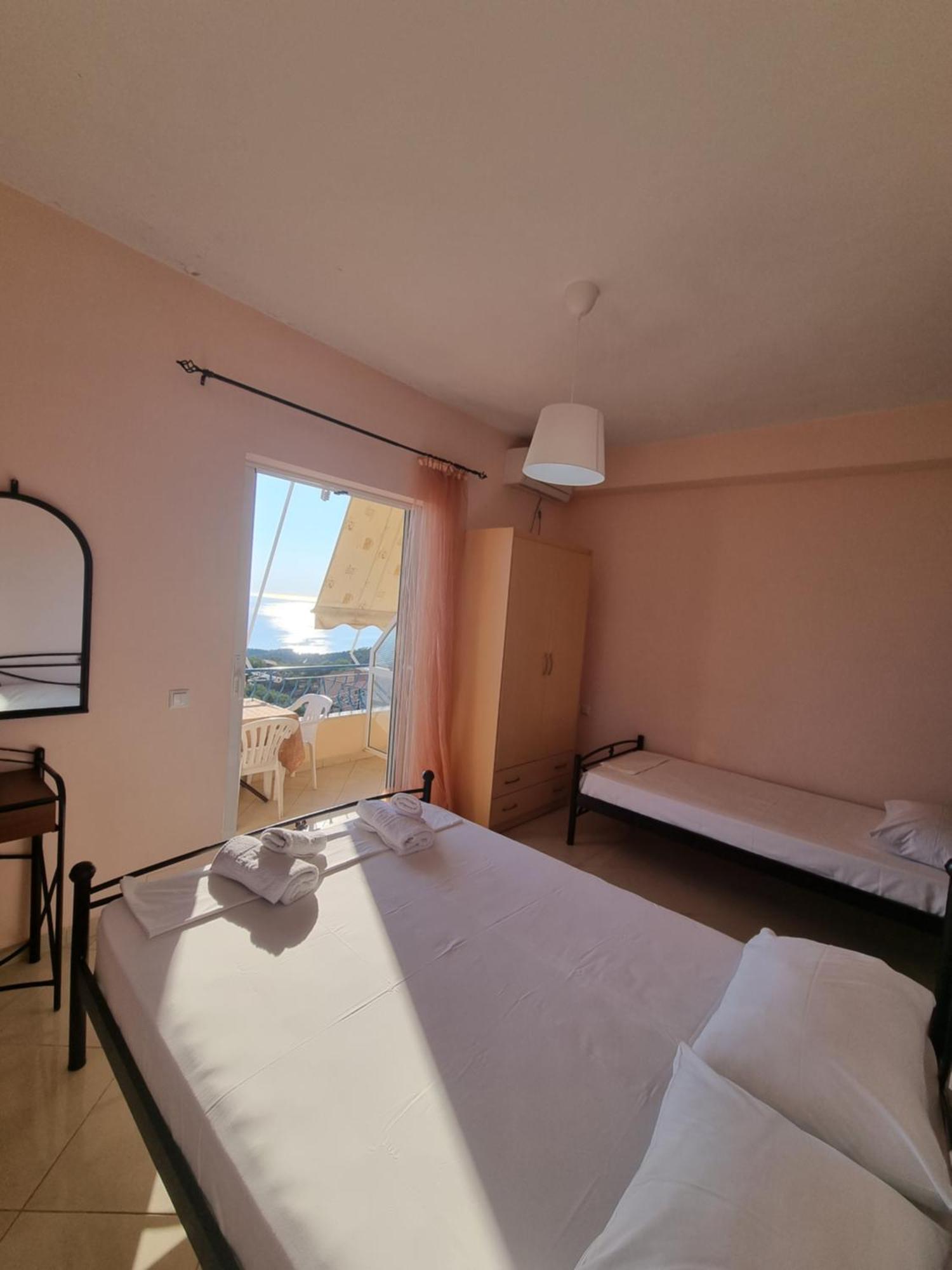 Let Rooms Lukova Eksteriør billede
